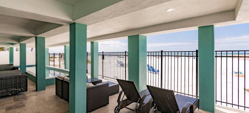 Breathtaking Ocean Views and Spacious Deck - Exquisite Beachfront Retreat图片