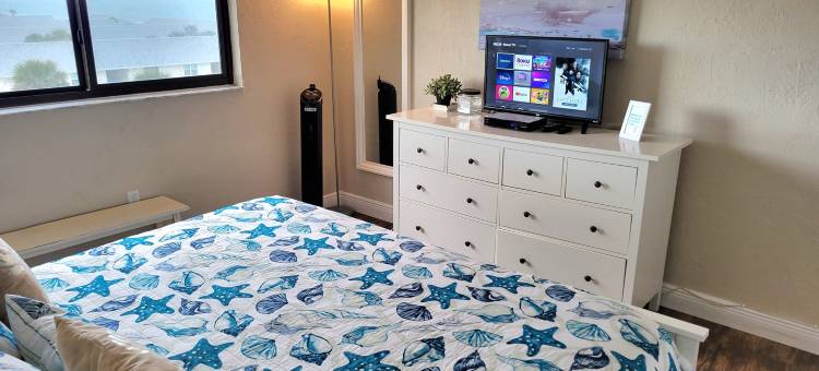 Beach View and Pool Access - Bright and Inviting Getaway图片