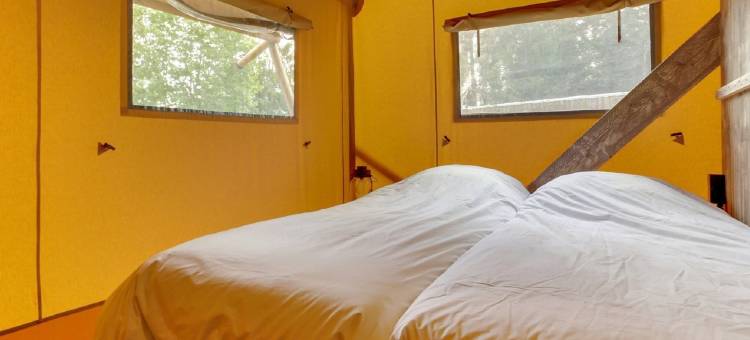 床头有卫生设施的帐篷旅馆 - 在Bedafse Bergen的露营地(Tent Lodge with Sanitary Facilities at the Bedafse Bergen - Campsite)图片