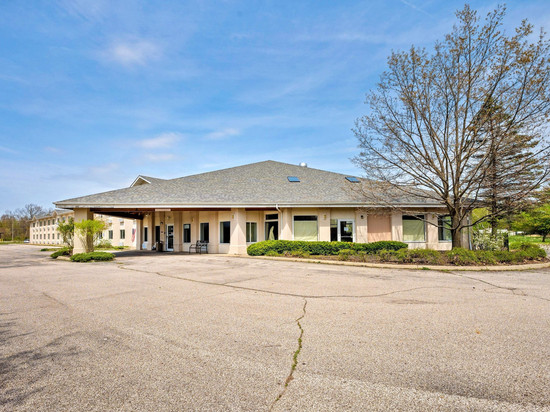 LakeWood Inn & Suites = 湖木客栈及套房