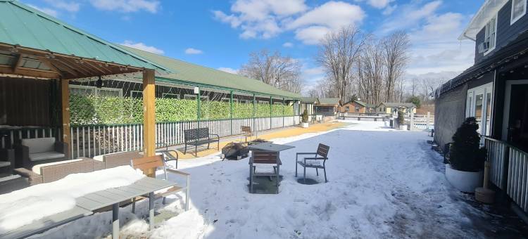 OYO东斯特劳兹堡波科诺斯的Werry's小屋汽车旅馆酒吧(Werry's Cottages Motel & Pub by OYO East Stroudsburg Poconos)图片