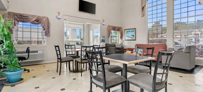 纳科多奇斯市区Sfa大学戴斯套房酒店(Days Inn by Wyndham Nacogdoches/Sfa University/Downtown)图片