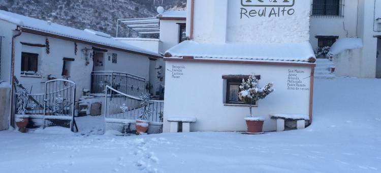 Holiday Home in Laroya with Mountain Views图片