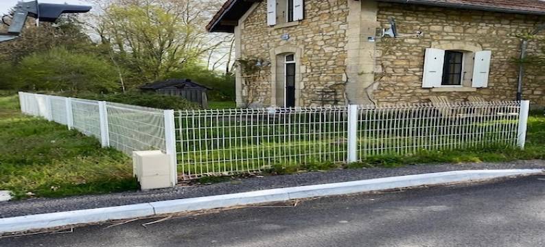 Cottage in France with Garden near Lake图片