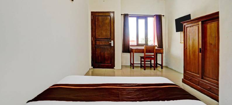 Super OYO 3702 布根维尔民宿伊斯兰旅馆(RedDoorz Syariah at Homestay Bougenville Near Taman Alun-Alun Kota Lamongan)图片