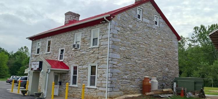 家乡弗吉尼亚斯汤顿11号公路旅馆(Hometown Inn Staunton VA Near Hwy 11)图片