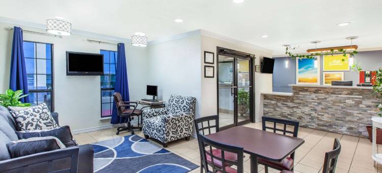 布劳尼希湖戴斯套房酒店(Days Inn & Suites by Wyndham Braunig Lake)图片