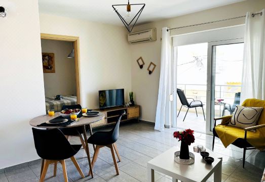 Cozy Snuggle- 2Min to Beach, 6Min Walk to Old Town Hotel Overview