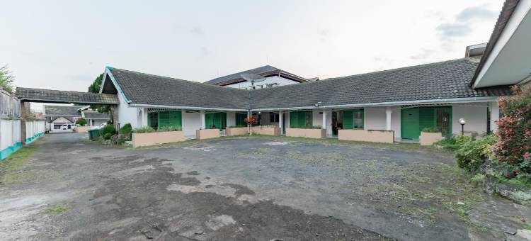 红多兹苏卡布米惹兰街玛塔迪娜塔酒店(RedDoorz @ Jalan R.E. Martadinata Sukabumi)图片