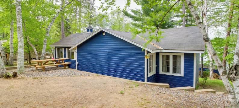 带甲板，游戏和景观的湖边小木屋！(Lakefront Cabin w/ Deck, Games, & Views!)图片