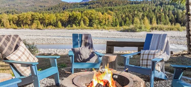 Th River House- Riverfront Cabin with Hot Tub, Fire Pit and Gazebo图片