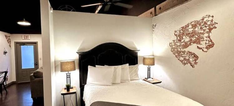 黑泽尔港湾 位于广场中心 ~ 时尚市中心单间公寓.(Haven at Hazel ~ Downtown Studio, stylish and centrally located on the square.)图片