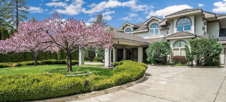 Unique Sandpoint Home with Private Pool and BBQ Island, Perfect for Groups!图片