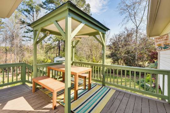 在涂鸦步道旁骑车、徒步和放松的度假屋(Bike, Hike & Unwind at Doodle Trailside Retreat)