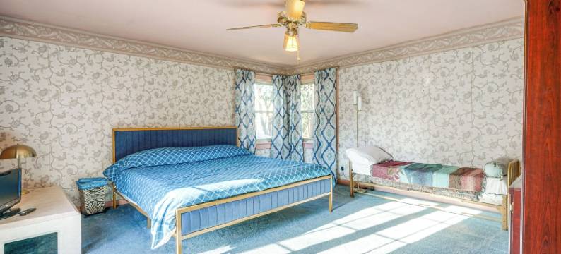 历史悠久的奥本家庭，带剧院和院子！(Historic Auburn Home w/ Theater & Yard!)图片