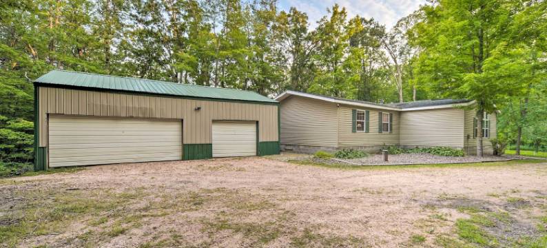 红雪松湖附近的宁静小屋度假区！(Tranquil Cabin Getaway Near Red Cedar Lake!)图片