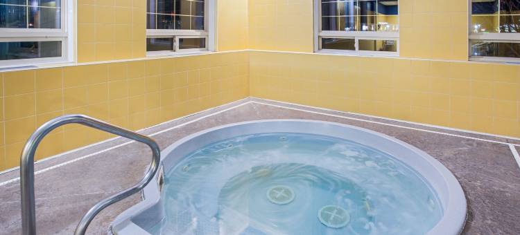 红鹿华美达套房酒店(Ramada by Wyndham Red Deer Hotel and Suites)图片