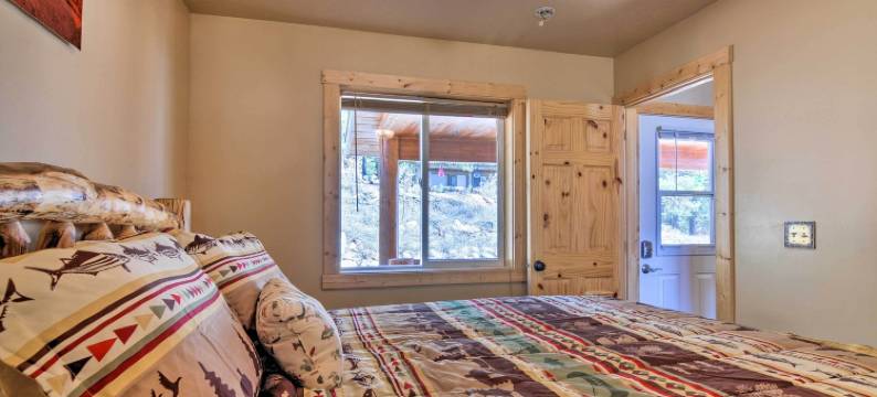 吹口哨的森林小屋：草地景观+燃气烧烤架!(Whistling Woods Cabin Meadow Views and Gas Grill!)图片