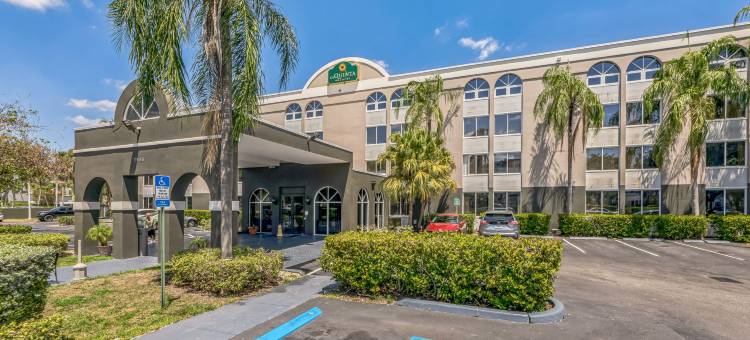 迈阿密湖拉昆塔温德姆套房酒店(La Quinta Inn & Suites by Wyndham Miami Lakes)图片
