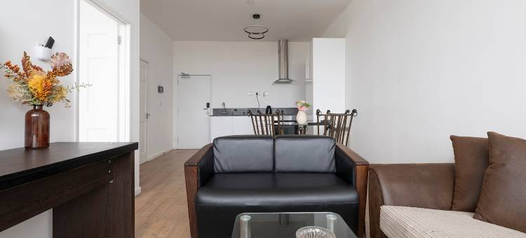 Modern comfort near The Hawthorns Station图片
