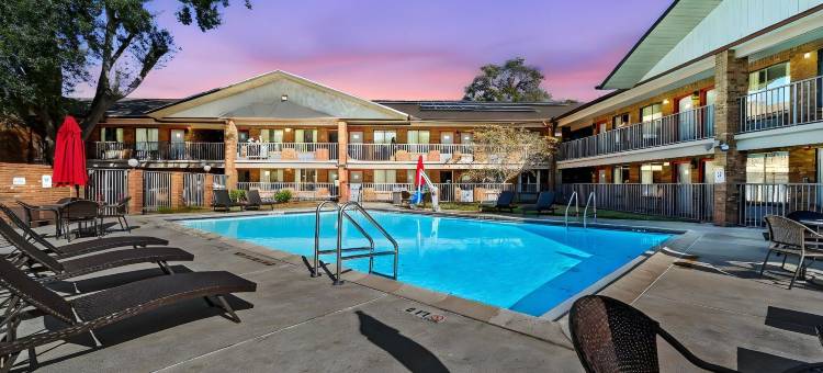 庙台-坦帕北华美达酒店(Ramada by Wyndham Temple Terrace/Tampa North)图片