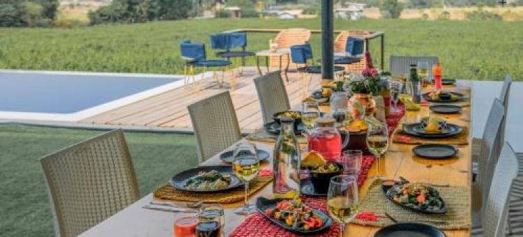 SaffronStays Onellaa, Nashik - infinity pool villa surrounded by a vineyard图片