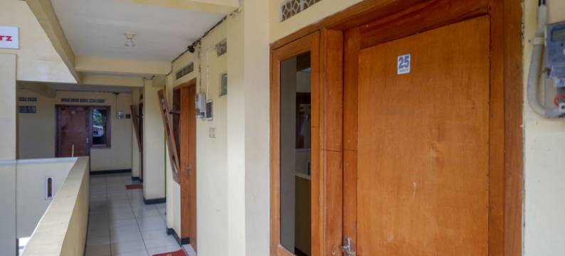 红多兹伊斯兰酒店-近GOR萨特里亚4号(RedDoorz Syariah Near Gor Satria 4)图片