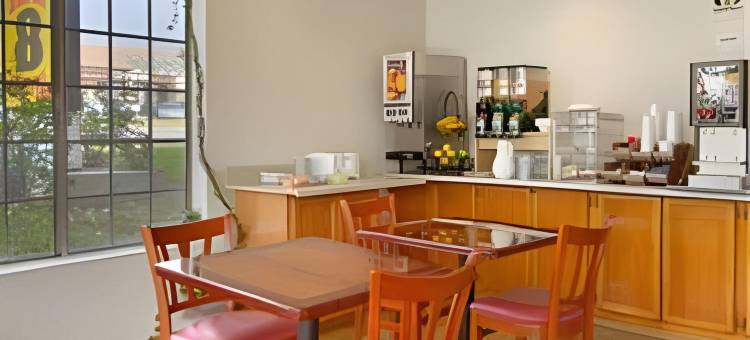 安大略阿普兰速8酒店(Super 8 by Wyndham Upland Ontario CA)图片