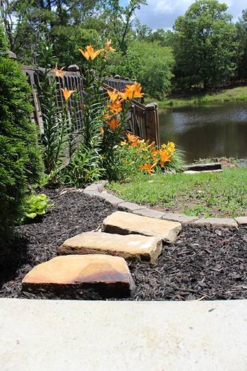 Cozy Cabin in Hamilton w/private pond. Fish, paddle, hike or relax in the tub!