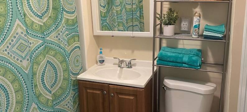 Large 3BR APT w/ enclosed front porch Close to Polar Park, palladium, WPI, DCU图片