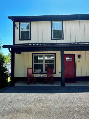 Cheerful & Modern Townhome - Red Unit. 15 minutes to downtown Asheville!