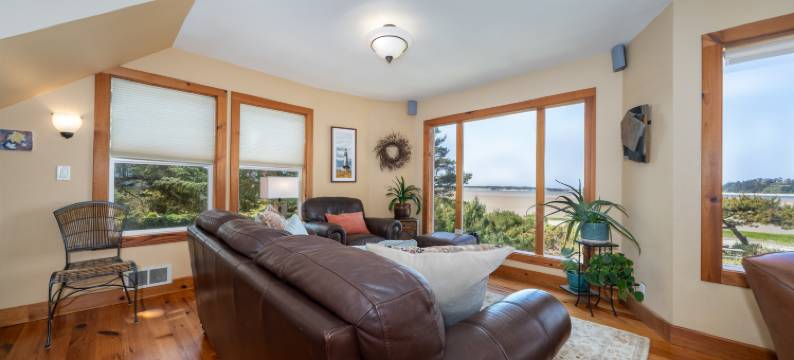 Coastal Getaway with Hot Tub and Stunning Views - Inviting Escape图片