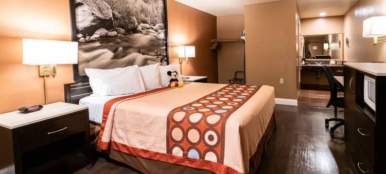 阿纳海姆迪士尼乐园大道速 8 酒店(Super 8 by Wyndham Anaheim/Disneyland Drive)图片