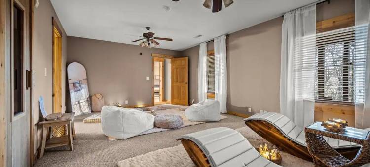 高端豪华小屋 桑拿 热水浴缸 游戏室(Round Top Way Cabin by Beyond Expectations)图片