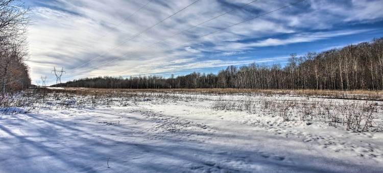 位于雪上移动车及全地形车路径上的北方湖居民房(Lakes of the North Home on Snowmobile and Atv Trail!)图片