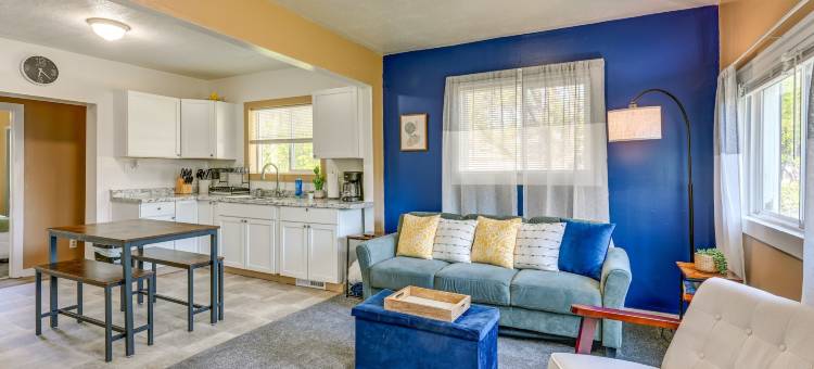 舒适的家带后院～距市中心萨吉诺三英里！(Cozy Home w/ Backyard ~ 3 Mi to Downtown Saginaw!)图片