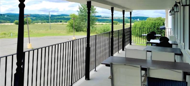 佛罗伦萨维尔旅馆，餐厅&游泳池(Ramada by Wyndham Florenceville)图片