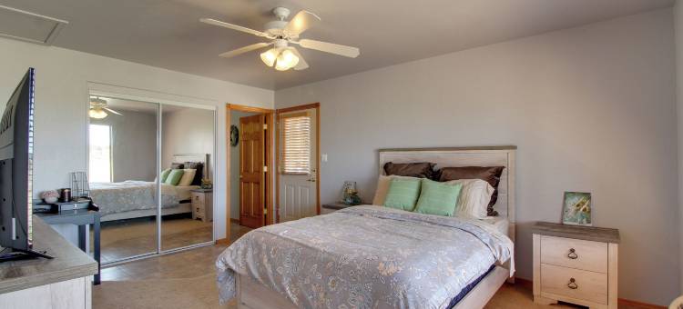 距锡特格雷夫斯16英里：欧弗加德小屋带门廊(Families Welcome! Overgaard Cabin with Playground)图片