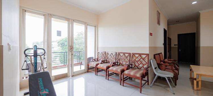 红多兹酒店-近西洛亚姆卡拉瓦奇3号(RedDoorz Near Siloam Karawaci 3)图片