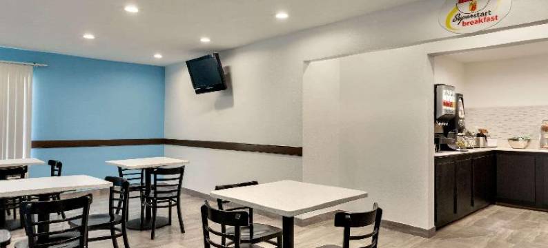 奥利夫布兰奇温德姆速 8 酒店(Hometown Place)图片