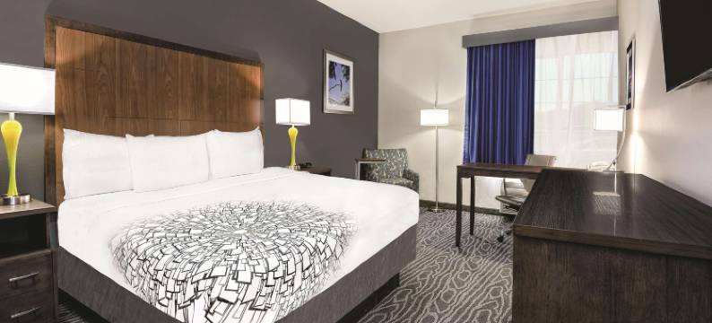 温德姆梅赛德斯奥特莱斯购物中心拉昆塔温德姆酒店套房(La Quinta Inn & Suites by Wyndham Mercedes Outlet Mall)图片