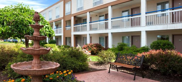 罗姆鲁斯底特律大都会机场豪生酒店(Howard Johnson by Wyndham Romulus Detroit Metro Airport)图片