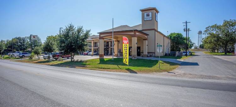 OYO 近沙纳 TX 的莫尔顿旅馆及套房(Moulton Inn &  Suites by OYO Near Shiner TX)图片