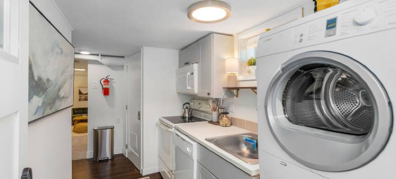 丁香法律(Lilac in Law, Picturesque Lower Unit)图片