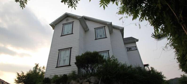 海洋兹普山上白色之家酒店(White House on the Hill HayanZip)图片