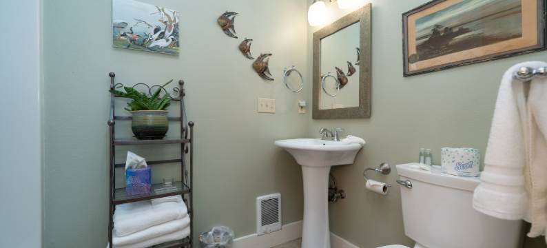 Coastal Getaway with Hot Tub and Stunning Views - Inviting Escape图片