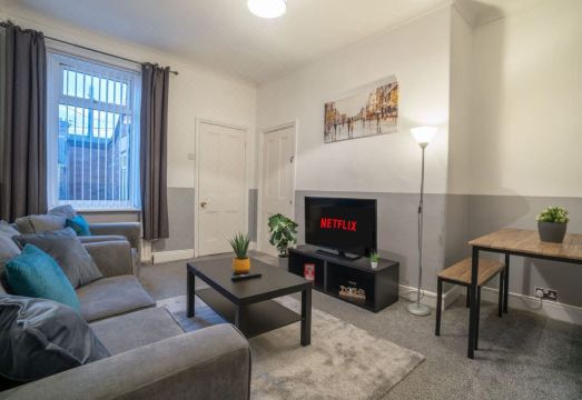 3 Bed-Free Parking-Close to City Hotel Overview