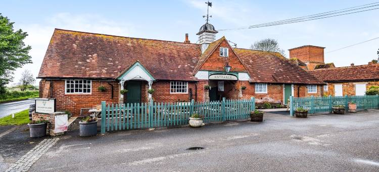 瓦尔汉普顿阿尔姆斯酒店(The Walhampton Arms)图片