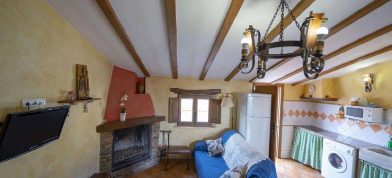 Holiday Home in Laroya with Pool & BBQ图片