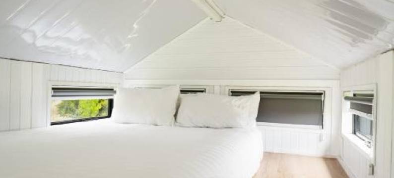 Sacred Ground by Tiny Away图片